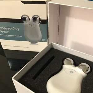 Microcurrent face lifting device